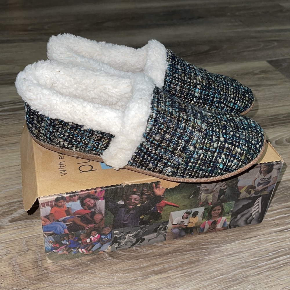 Toms women’s blue boucle slippers